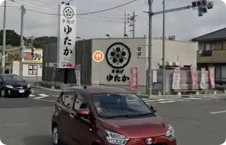 右折後そのまま直進すると、右側に[串揚げゆたか]が見える交差点を左折したら左側に大型商業施設のゆめタウン宇部が見えてきます。