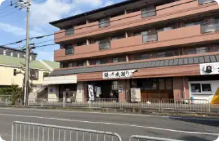 すぐ右手が鰻の成瀬堅田店でございます。