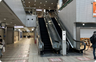 左手奥にあるエスカレーターを上がり、3階のレストランフロアに向かいます。