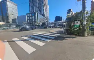 万里橋を渡りしばらく直進。