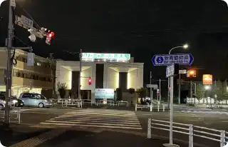 上立野東交差点を横断し左折、新青梅街道沿いを直進<br />
焼肉きんぐさんを通り過ぎさらに直進