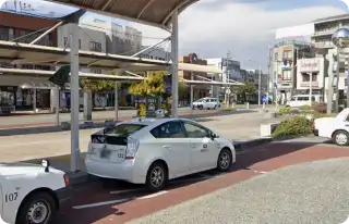 袋井駅北口を出て目の前のロータリー左側を通り歩道を渡ります。