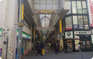 しばらく商店街内のアーケードを直進してください。