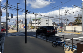 2つめの交差点を右に行ってください。