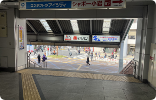JR総武線小岩駅北口を出て左折します。