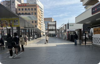 右側にアルピコプラザ様がありますのでそちらに向かい、バスターミナルを左側に歩きます。