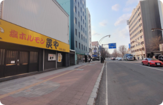 すすきの方面からは、「焼肉炭や」様の2軒先にございます。ホテル翔様の隣に鰻の成瀬　札幌中央店がございます。