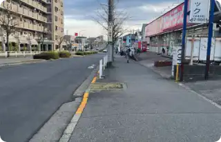 その後サンドラッグ沿いに真っ直ぐに進みます。