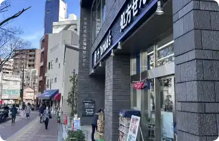 右手にトモズ（ドラッグストア）やトップ（スーパーマーケット）が見えてきましたら正解です。