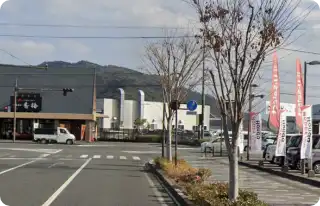 突き当たりの 「宇土駅前交差点」 を 右方向（国道3号線方面） に進みます。<br />
しばらく直進すると 「松原交差点」 が見えてきます。