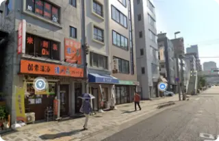 リビングコープ→「田中」の交差点→すき屋→三井住友銀行の順に西向きに進むと当店がございます