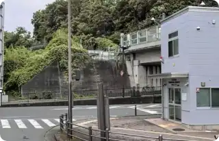 JR相模線上溝駅を出てロータリーを右に進み、交番を目指します。