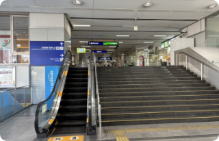 京阪寝屋川市駅の南改札口を出て右の階段を降ります。