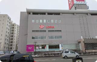 地下鉄札幌東豊線福住駅4番出口を出ると国道36号線を挟んで正面にロピア、歩道の左側にお菓子の不二家と洋服の青山が並んであります。