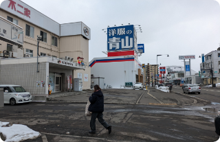 この歩道をまっすぐ進んでください。