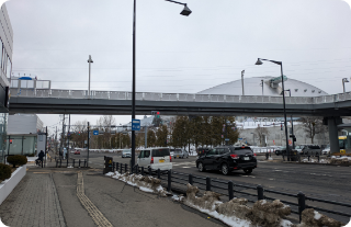 3つ目の信号に差し掛かると左側にメルセデス・ベンツ札幌店、右側にプレミストドーム(旧札幌ドーム)がありますので信号をまっすぐに渡ります。