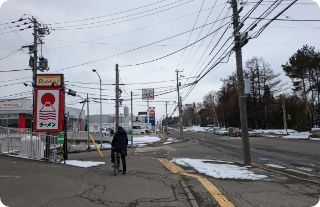 3つ目の信号を超えてから更に2つ目の信号を左に曲がります。この信号の場所にはスープカレーのＲＡＭＡＩがありますのでそこを目印にしてください。