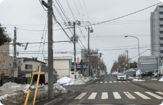 1つ目の信号を超えて更に進みます。<br />
2つ目の信号が見えましたらその信号の約10メートル手前の左側に鰻の成瀬札幌店がございます。