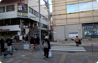 阪急高槻市駅 6番出口を出て横断歩道を渡ります。（目印は大きな時計のある広場）