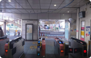 京急大森海岸駅の改札を出て右へ曲がります。