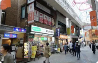 商店街を まっすぐ約200m 進む