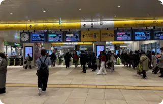 JR千葉駅の中央改札口を出ます。