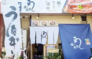 1つ目の信号のマンション1階の店舗です。