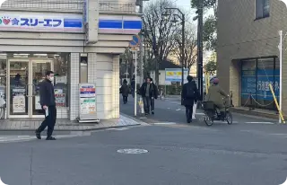 信号を渡り、LAWSONスリーエフがあるので、右手の細道に進む。<br />
しばらく、そのまま真っ直ぐ進む。