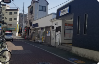 その間の道を進んでいただき、ひとつめの十字路を右折してください。