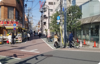 東武東上線中板橋駅北口を出て右(交番方向)に進んでください。