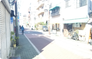 交番の向かい側にミヤモトドラッグとアンテンドゥ(パン屋)があります。