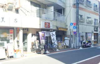 100mほど進んでいただいた左側に鰻の成瀬板橋店がございます。