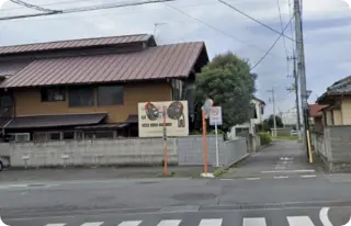 群馬総社駅を出て右にまっすぐ進み横断歩道を渡ったら左に進みます。(クリーニング屋さんを右手にしてください)