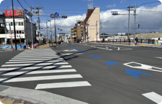 横断歩道を渡り300m程直進してください。