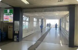 JR、京成共に改札出て左側の出口を出て右(海側)に下る。