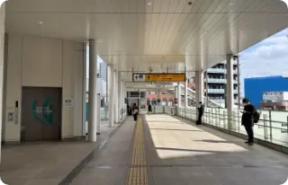 突き当たりの階段を降ります。