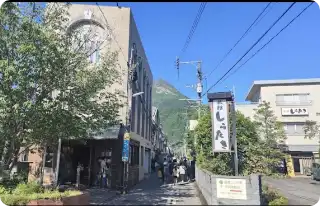 旅館しらたきとB-speakの間の道が湯の坪街道をAコープを目指してください。