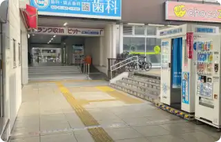 出て直ぐ右手の階段を登ります。