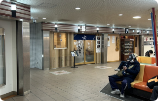 直進した先、突き当たりに鰻の成瀬 川西能勢口店があります。