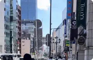 六本木駅の3番出口を出て、六本木の交差点から東京タワーが見える方面へまっすぐ4分ほど進みます。