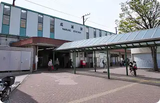JR成瀬駅北口に出ると左手にりそな銀行・タリーズかわ見えます。