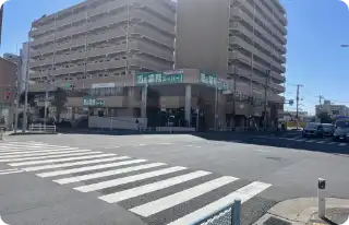 一つ目の横断歩道を対角線に渡ってください。