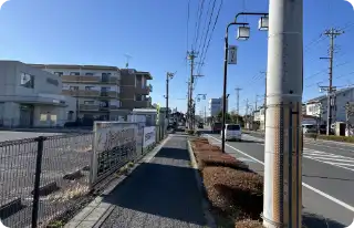 専門学校の駐車場を左手にまっすぐ進む。