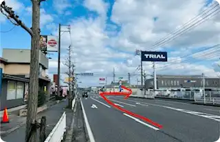 直進し、最初の交差点を右に曲がる。（右手にトライアル）