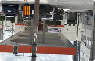 ３つ目の信号手前にENEOSがあるので左に曲がります。