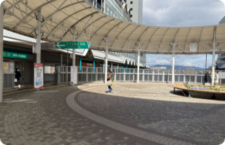 アクタ西宮の連絡橋デッキを左折し、アクタ西宮 西館に入ります。