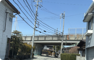 高架の下をくぐり抜け道が細くなりますがそのまま道なりに進み