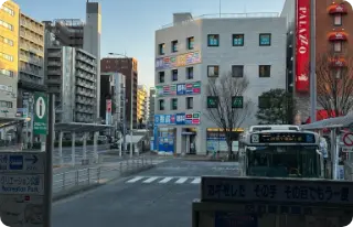 東西線葛西駅南口改札を出て右のロータリー側に出ます。<br />
ロータリーの正面、向こう側に見える水色の薬局の看板方向へ横断歩道を渡ります。