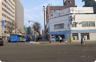 目の前の信号を渡り、ローソン様の左側の駅前通りを真っ直ぐ進みます。