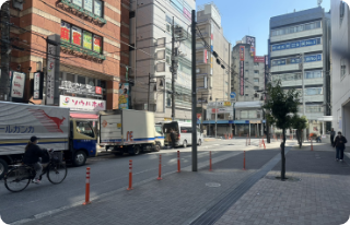 エスカレーターを降りたら右(バス通り)に進む。